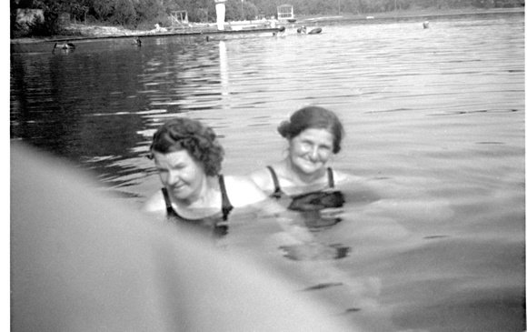 1941 Mrs Yuss and Stella  Paw Law Lake JUL41
