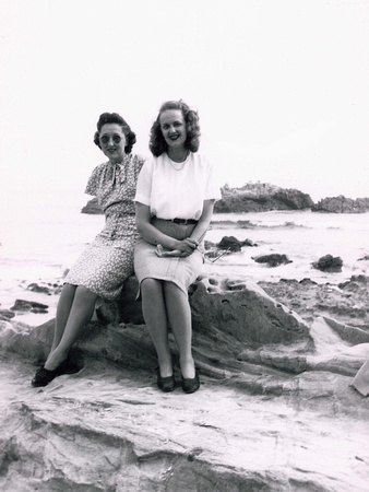 1943c Estelle and Claire Petkus